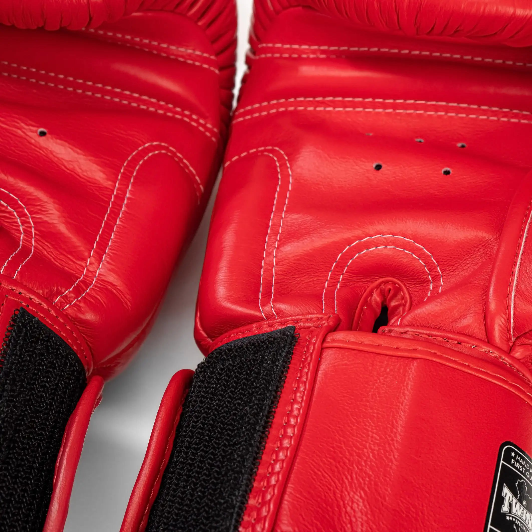 Rote Boxhandschuhe Ragnarok Sports zweite Nahaufnahme