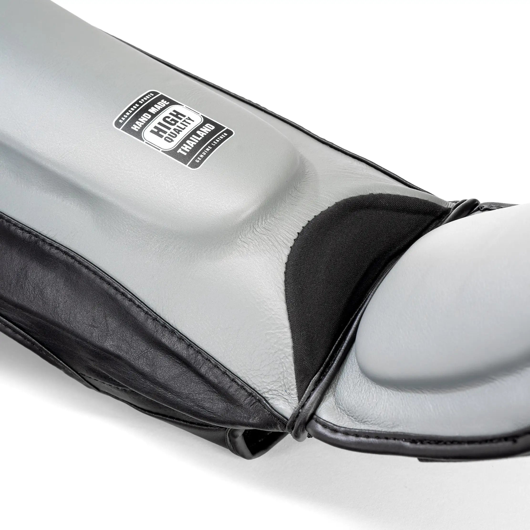 Schienbeinschutz Muay Thai Grau Details