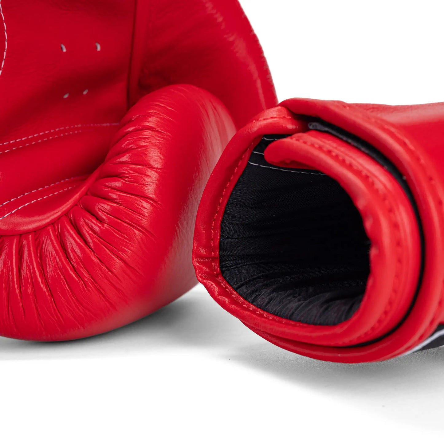 Rote Boxhandschuhe Ragnarok Sports Nahaufnahme